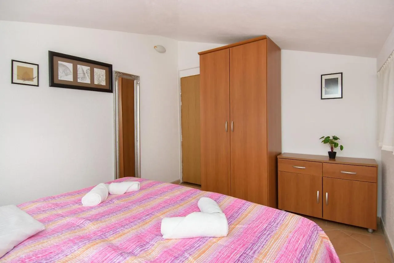 Apartments Flora Rosini 克罗地亚